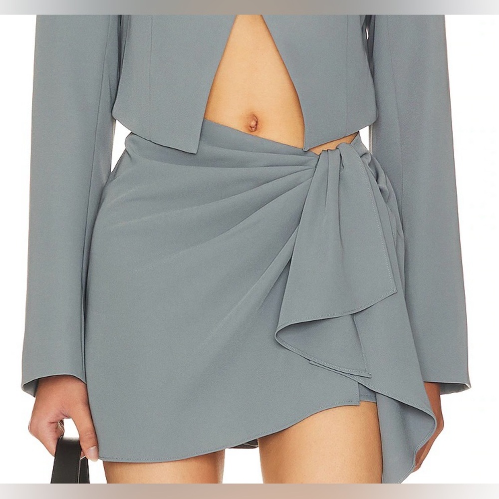 L'Academie Elegant Gray Skirt with Knot Accent